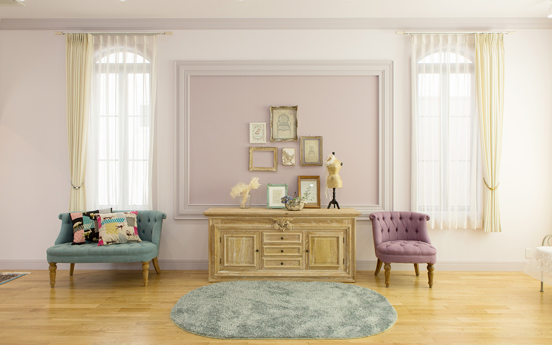 お部屋はやわらかい紫をベースに、エレガントで可愛らしくまとめました。家具はフランスのブランド、サラグレース。